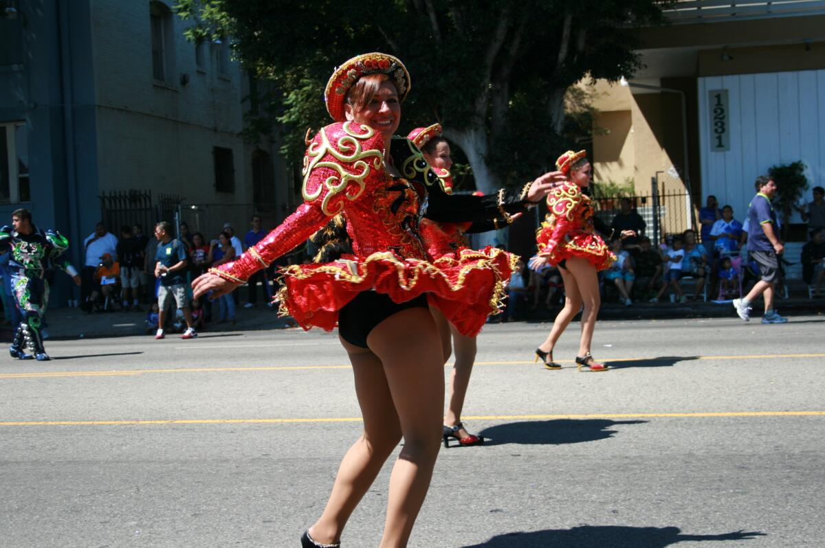 Las representaciones sudamericanas acuden al Desfile Centroamericano como invitadas. En esta imagen se observa a danzantes de Bolivia.