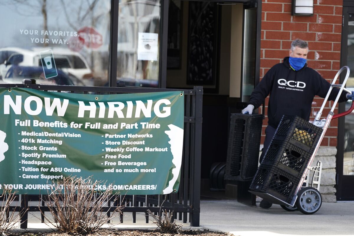 Un cartel de vacantes de trabajo fuera de una cafetería Starbucks en Schaumburg, Illinois