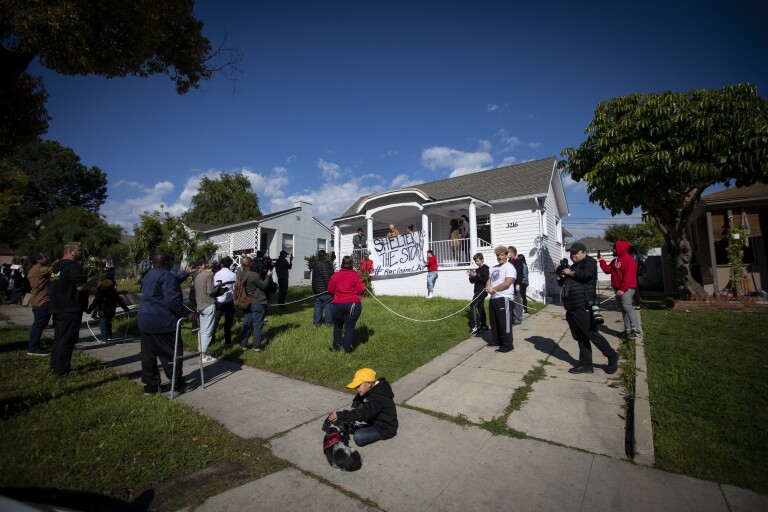 Blaming coronavirus, homeless families seize 12 vacant homes - Los