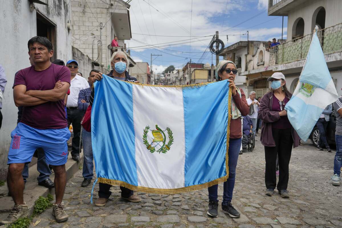 Simpatizantes llevan una bandera de Guatemala 