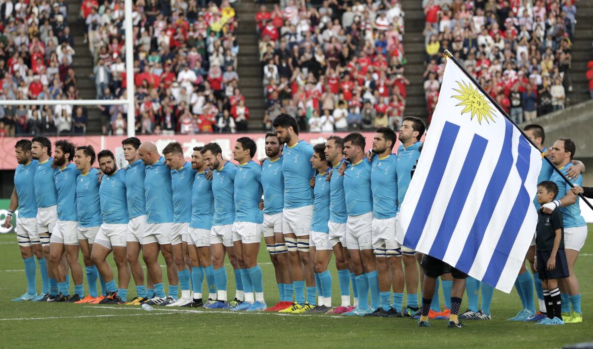 El equipo de Uruguay entona su himno nacional antes de jugar ante Gales en el Mundial de Rugby, en Kumamoto, Japón, el domingo 13 de octubre de 2019. (AP Foto/Aaron Fávila) ** Usable by HOY, ELSENT and SD Only **