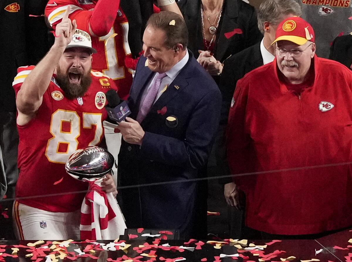 Travis Kelce shoved Andy Reid to tell coach 'how much I love him' - Los Angeles Times