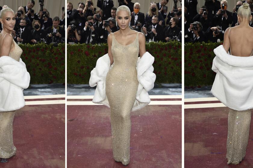 En esta combinación de fotografías Kim Kardashian llega a la gala a beneficio del Instituto del Vestido del Museo Metropolitano de Arte para celebrar la inauguración de la exposición "In America: An Anthology of Fashion" el lunes 2 de mayo de 2022 en Nueva York. (Foto Evan Agostini/Invision/AP)