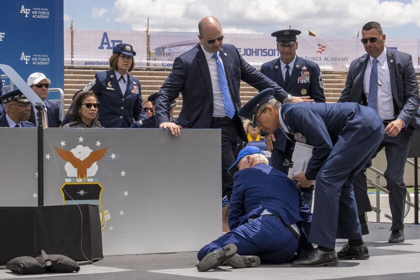 El presidente Joe Biden cae de un escenario durante la ceremonia de graduación de la Academia de la Fuerza Aérea de Estados Unidos, el jueves 1 de junio de 2023, en Colorado Springs, Colorado. (AP Foto/Andrew Harnik)