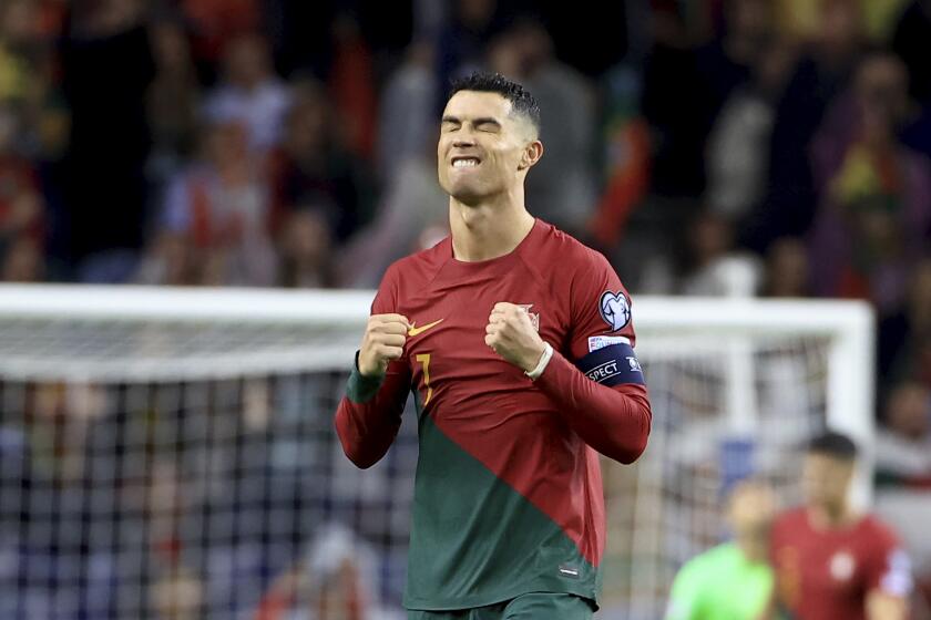 ARCHIVO - El atacante portugués Cristiano Ronaldo celebra tras el partido contra Eslovaquia en las eliminatorias de la Euro 2024, el 13 de octubre de 2023, en Oporto. (AP Foto/Luis Vieira)
