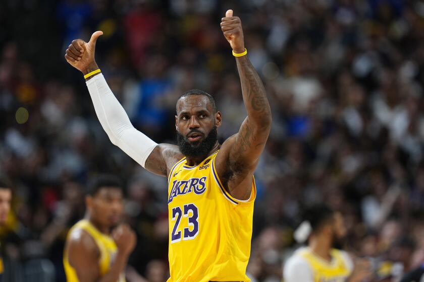 LeBron James, de los Lakers de Los Ángeles, hace un gesto en el quinto partido de la serie de primera ronda de los playoffs ante los Nuggets de Denver, el 29 de abril de 2024 (AP Foto/David Zalubowski)