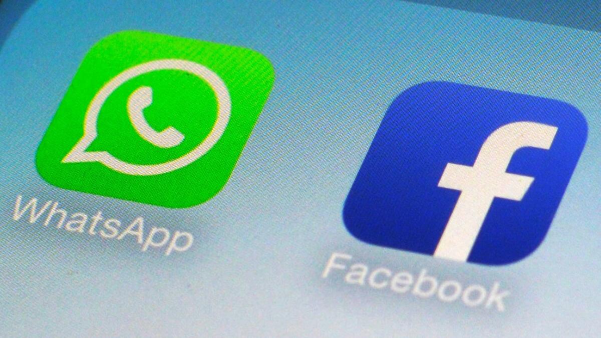 WhatsApp and Facebook app icons on a smartphone.