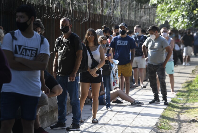 Personas mantienen la distancia social en el Parque Centenario para hacerse la prueba gratuita de COVID-19 
