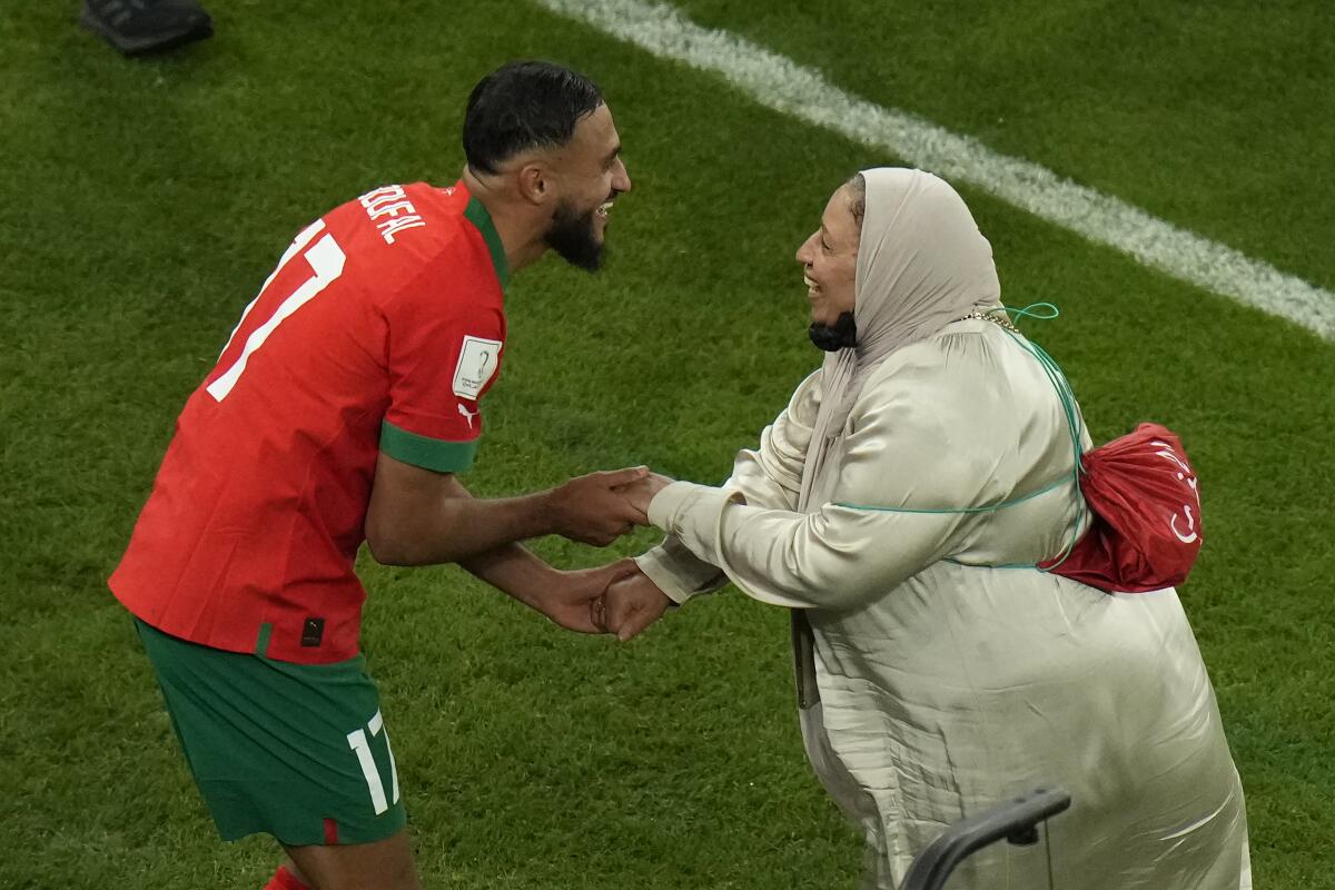 El volante marroquí Sofiane Boufal (izquierda) celebra con su madre tras la victoria 1-0 ante Portugal 