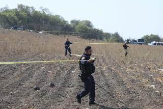 La policía acordona el área donde voluntarios dijeron que habían encontrado un crematorio clandestino en Tláhuac, en las afueras de la Ciudad de México, el miércoles 1 de mayo de 2024. (Foto AP/Ginnette Riquelme)