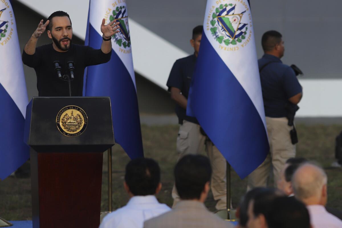 El presidente de El Salvador, Nayib Bukele, ofrece un discurso en la inauguración