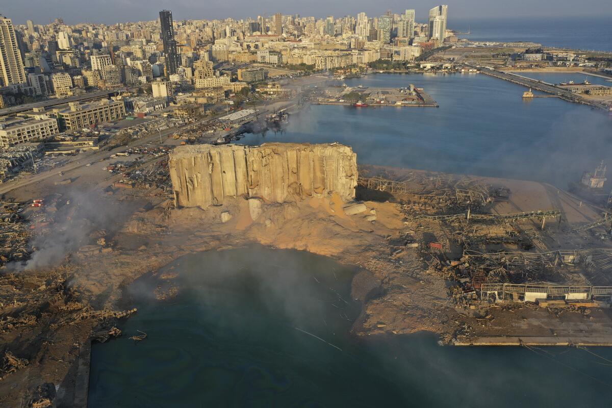 Una foto tomada desde un dron muestra la escena de una explosión que arrasó el puerto de mar de Beirut
