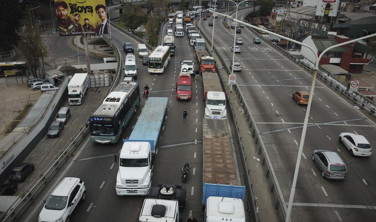 Camiones bloquean parcialmente la entrada sur de la Ciudad de Buenos Aires, Argentina