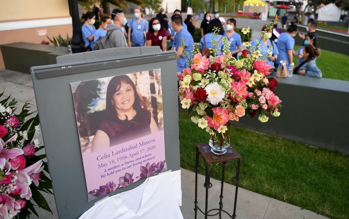 Las enfermeras asisten a una vigilia para Celia Marcos afuera del Hollywood Presbyterian Medical Center el miércoles.