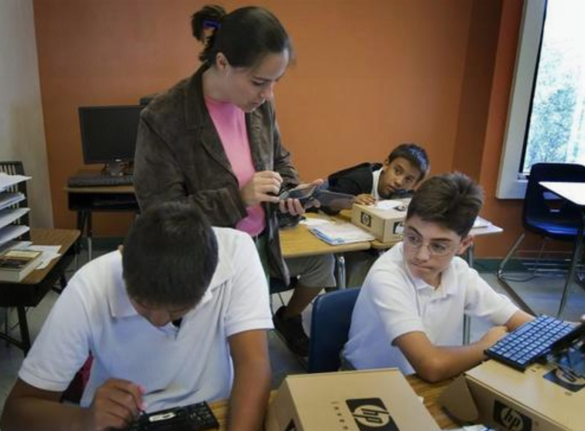 Más de 60 estudiantes, en su mayoría de origen hispano, se beneficiaron al recibir una computadora portátil la cual servirá para impulsar su progreso e interés académico en áreas como las ciencias y matemáticas. EFE/Gary M Williams/Archivo