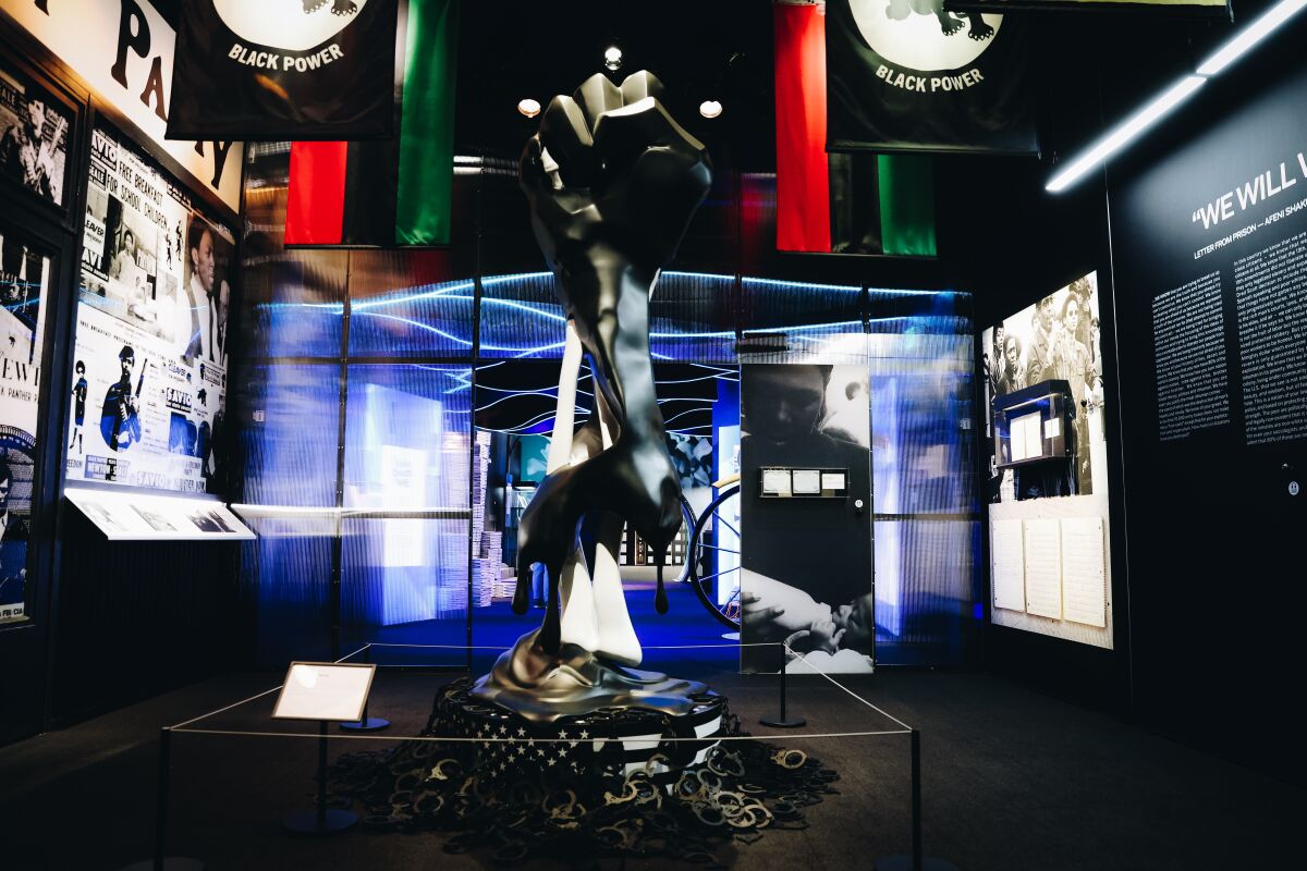 افتتح معرض متحف تفاعلي يستكشف حياة توباك وحياته المهنية في لوس أنجلوس في يناير 2022.
