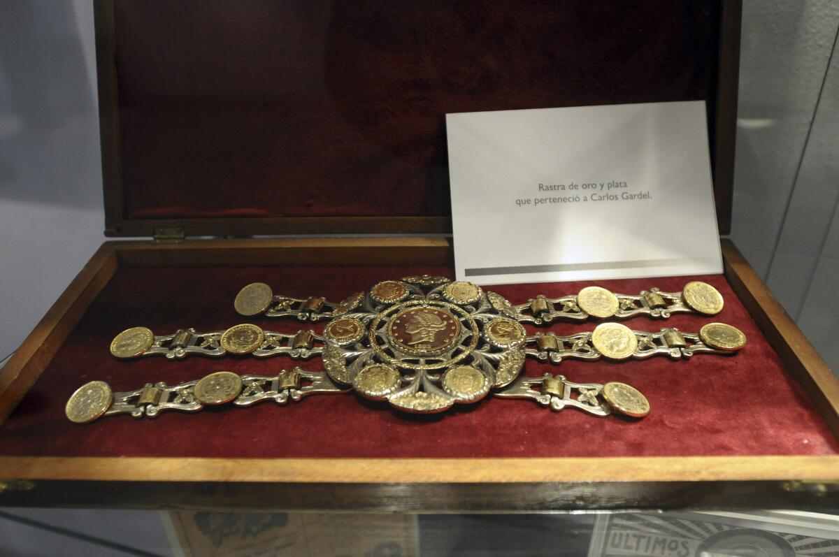 Un hebilla de oro y plata usada por los gauchos argentinos, y que le perteneció al cantante de tango Carlos Gardel, se exhibe en el Museo Histórico Nacional de Buenos Aires el miércoles 24 de junio del 2015 como parte de una muestra por el 80o aniversario de su deceso. (AP Foto/Maxi Failla)