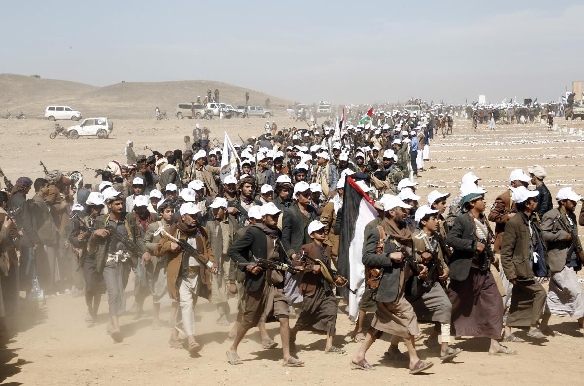 Combatientes hutíes durante una marcha en apoyo a los palestinos en la Franja de Gaza 