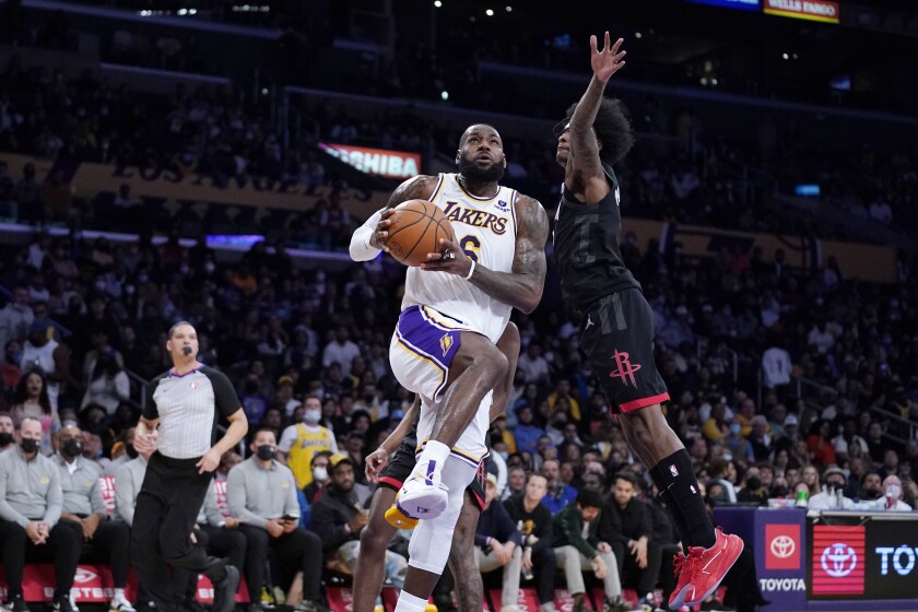 L'attaquant des Lakers LeBron James se dirige vers le panier devant le gardien des Houston Rockets Kevin Porter Jr. en première mi-temps.