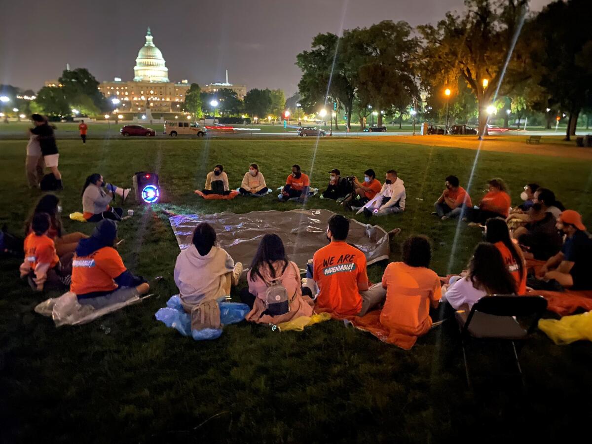 Vigilia nocturna ante el Congreso en reclamo de la ciudadanía para migrantes