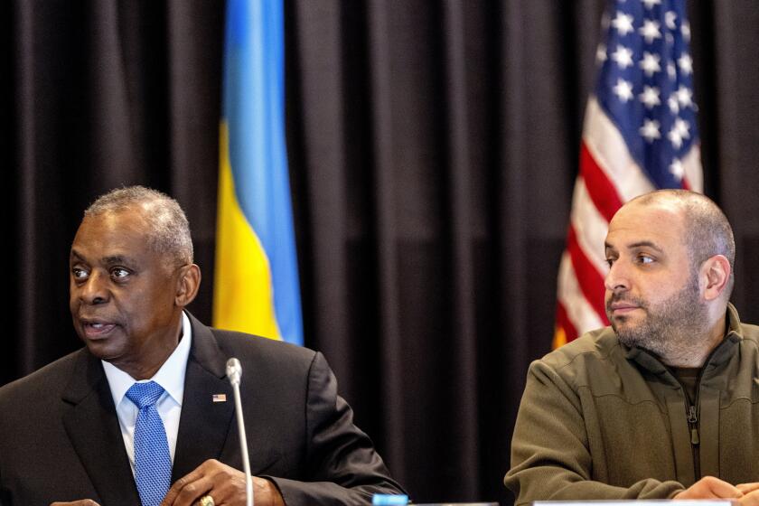 El secretario de Defensa de Estados Unidos, Lloyd Austin (izquierda), y el ministro de Defensa de Ucrania, Rustem Umerov, durante una reunión del Grupo de Contacto para la Defensa de Ucrania, en la base aérea Ramstein, en Alemania, el 19 de marzo de 2024. (AP Foto/Michael Probst)