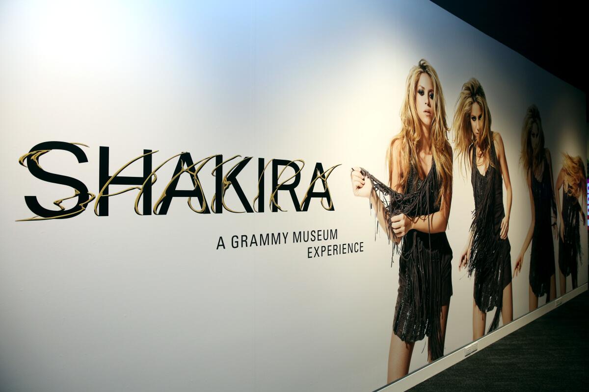 La entrada a Shakira: The GRAMMY Museum Experience tiene retratos inmensos de la artista en el Museo GRAMMY de Los Ángeles.
