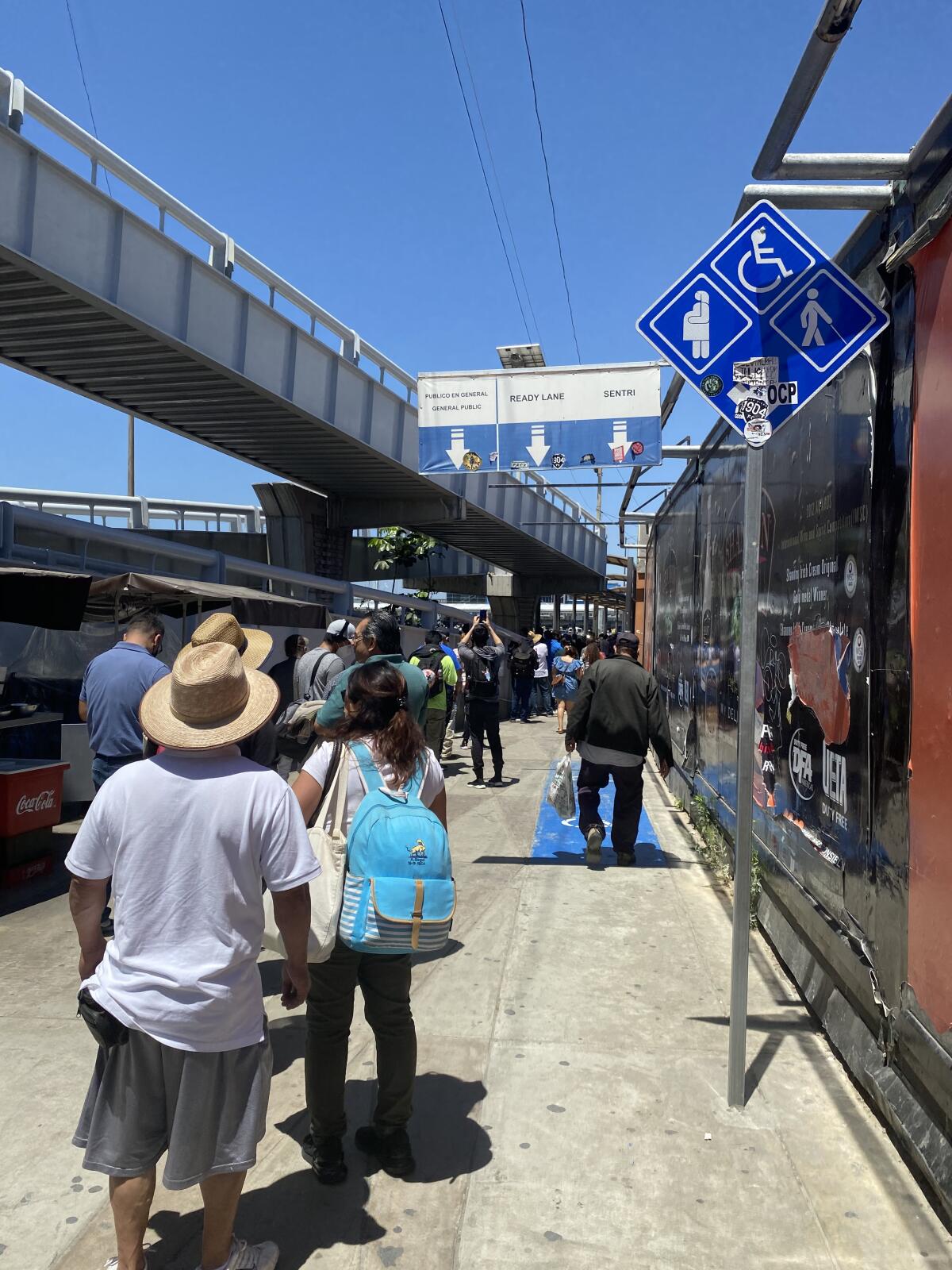 Cruce peatonal de San Ysidro el lunes 4 de mayo de 2020. Viajeros reportaron más de hora y media de espera.