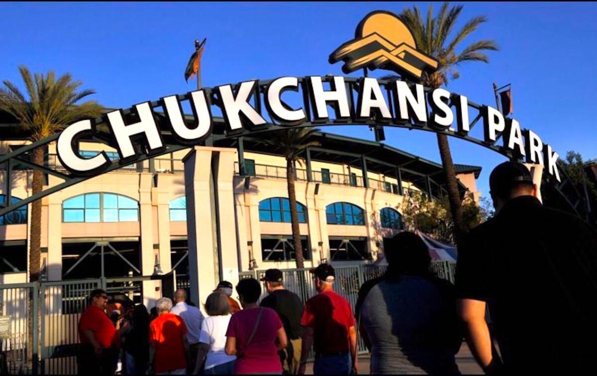 Espectadores llegando al Chuckchansi Park en Fresno, California.