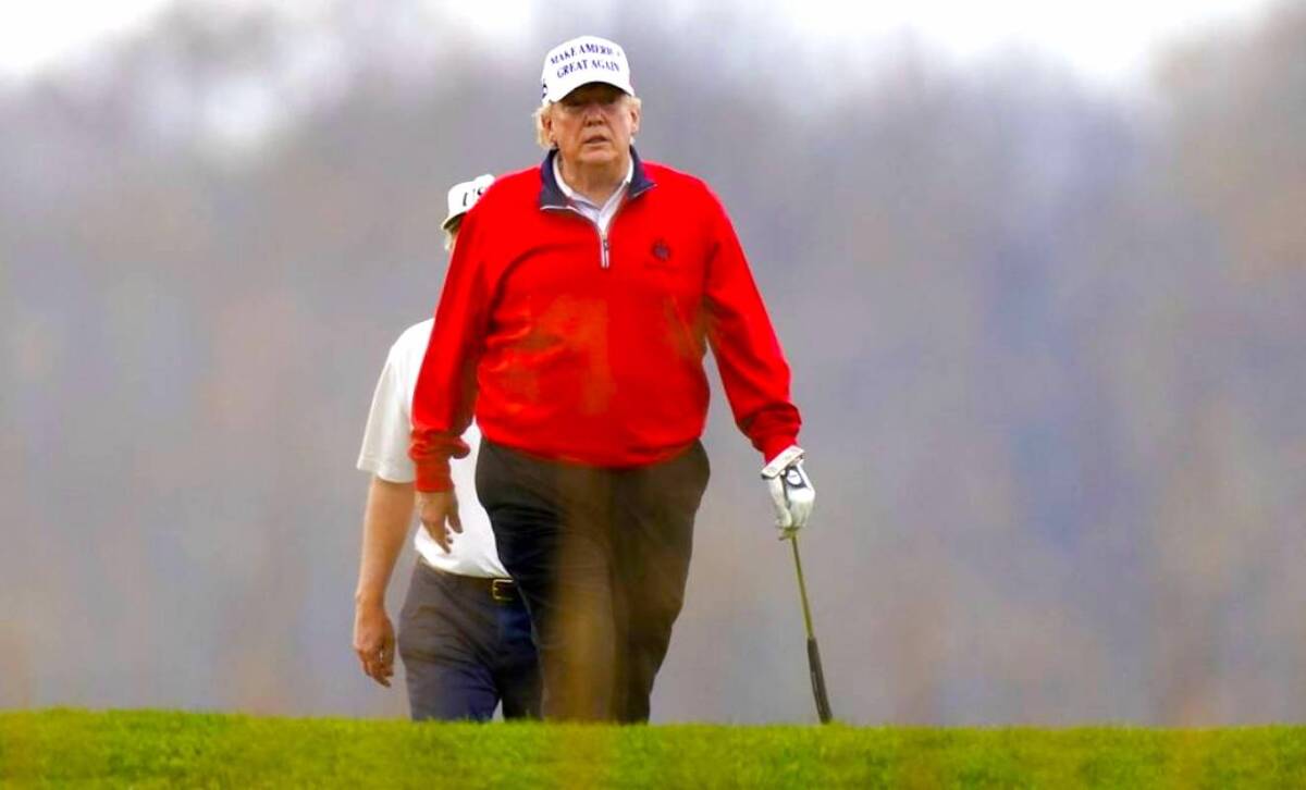 El presidente de Estados Unidos, Donald Trump, juega golf en su club privado en Virginia.