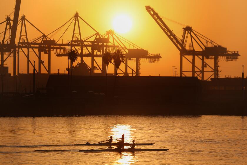 Los Angeles, California-Oct. 26, 2022-Oarswomen practice sculling in Los Angeles Harbor main channel as the sun rises in San Pedro, California on Oct. 28, 2022. (Carolyn Cole / Los Angeles Times)