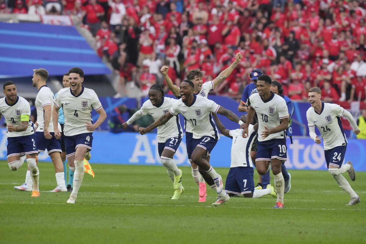 Los jugadores ingleses celebran después de que Trnet Alexander-Arnold anotó el penal 
