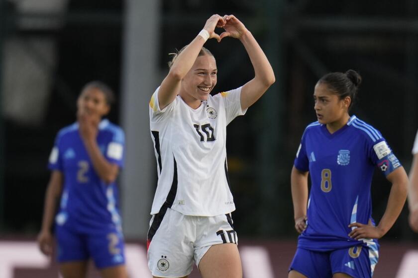 La alemana Sophie Nachtigall festeja tras anotar el cuarto gol de su selección ante Argentina en los octavos de final del Mundial sub20, el jueves 12 de septiembre de 2024, en Bogotá (AP Foto/Fernando Vergara)