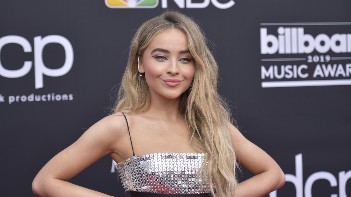 Netflix Exposes An Embarrassing Photo Of Sabrina Carpenter And She Reacts From The Stage