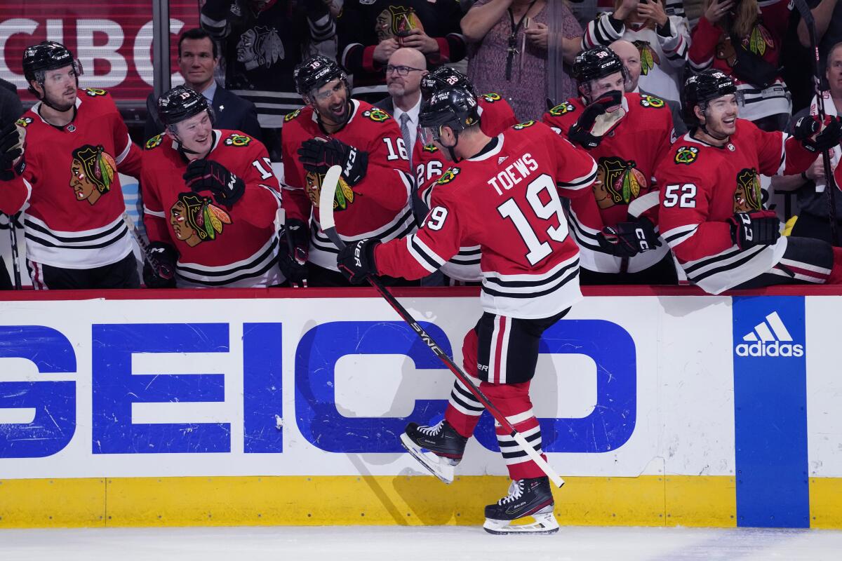 Toews, Blackhawks lose 5-4 to Flyers in finale