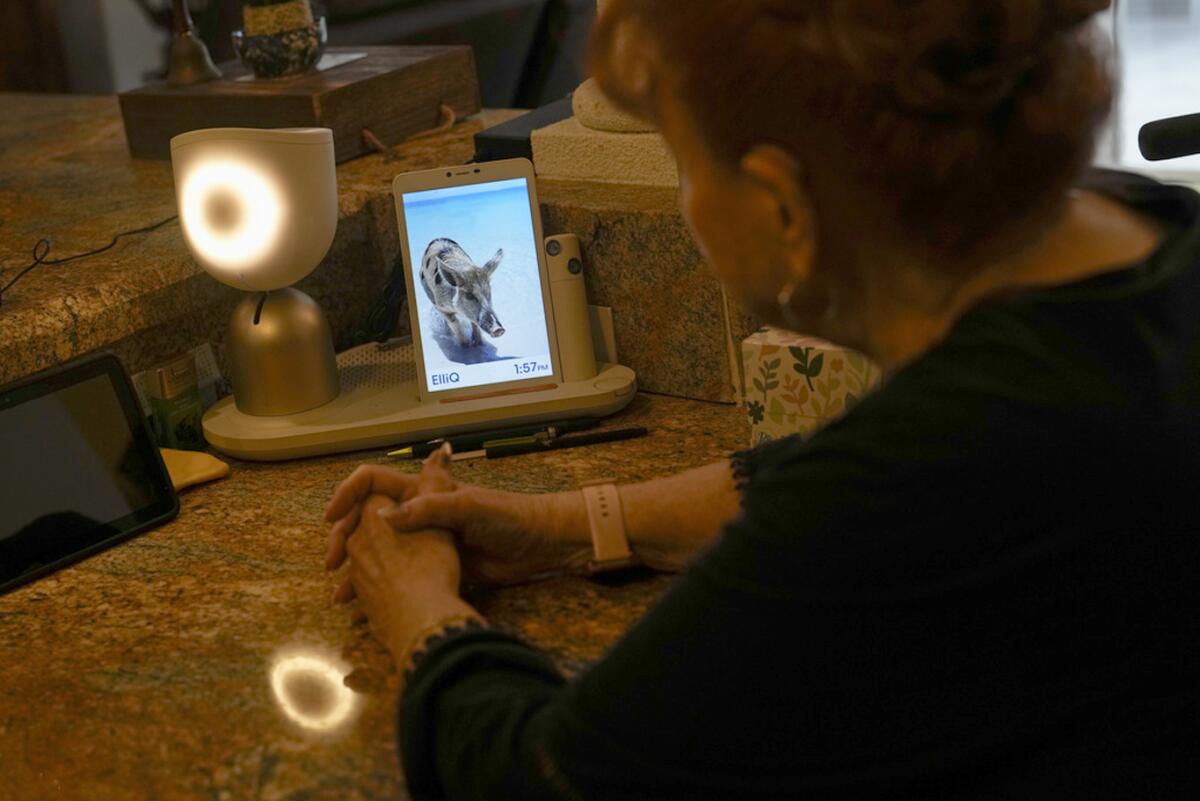 Deanna Dezern, de 83 años, interactúa con su ElliQ, 
