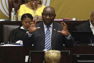 ARCHIVO — El presidente sudafricano Cyril Ramaphosa habla en el Parlamento en Ciudad del Cabo, Sudáfrica, 29 de setiembre de 2022. (AP Foto/Nardus Engelbrecht/File)