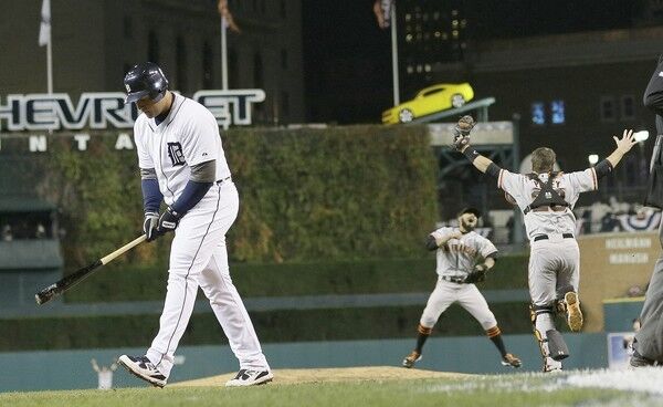 David Peralta's foul ball nearly hits bird at Dodger Stadium - Los Angeles  Times