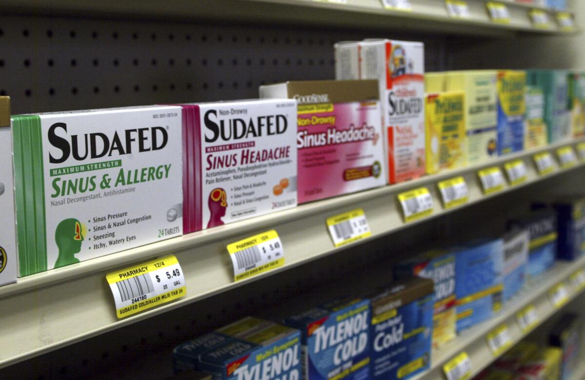 ARCHIVO - Sudafed y otros descongestionantes nasales comunes en el estante de una farmacia de Edmond, Oklahoma, el 11 de enero de 2005. (AP Foto, Archivo)