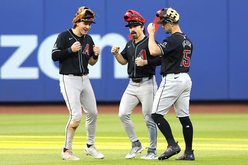 Los jardineros de los Diamondbacks de Arizona, de izquierda a derecha, Corbin Carroll, Jake McCarthy y Randal Grichuk (15) celebran después de derrotar 10-5 a los Mets de Nueva York en un juego de béisbol, el sábado 1 de junio de 2024, en Nueva York. (AP Foto/Noah K. Murray)
