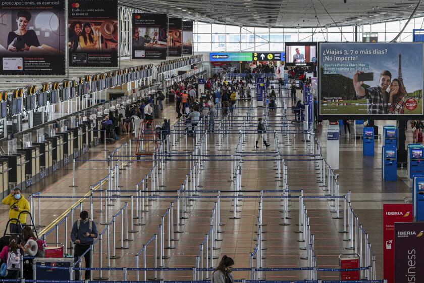 El área de registro del aeropuerto internacional Arturo Merino Benítez, en Santiago, Chile, luce parcialmente vacío debido a las restricciones para intentar contener la pandemia del nuevo coronavirus el viernes 13 de noviembre de 2020. (AP Foto/Esteban Félix)