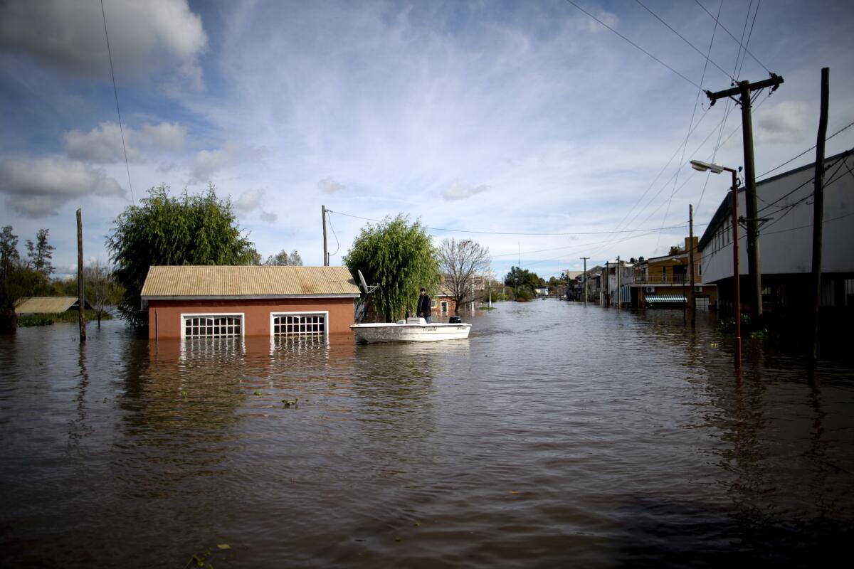 ARCHIVO - Calles lucen inundadas en Villa Paranacito, Entre Ríos, Argentina,
