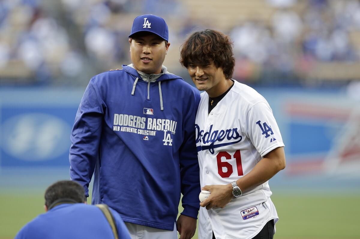 Chan Ho Park, rechts, mit Hyun-Jin Ryu vor einem Spiel im Jahr 2014, war der erste in Südkorea geborene Spieler in der MLB.