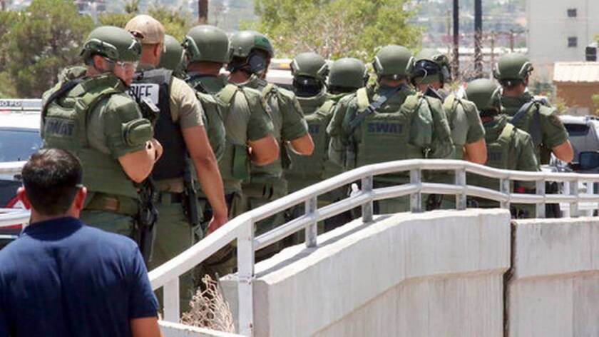 Varios policías se dirigen hacia la zona de un ataque a tiros en un centro comercial en El Paso, Texas. Varias personas murieron y resultaron heridas en el incidente, según las autoridades.
