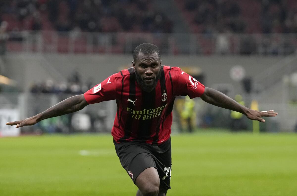 ARCHIVO - Franck Kessie celebra tras anotar el cuarto gol del Milan 