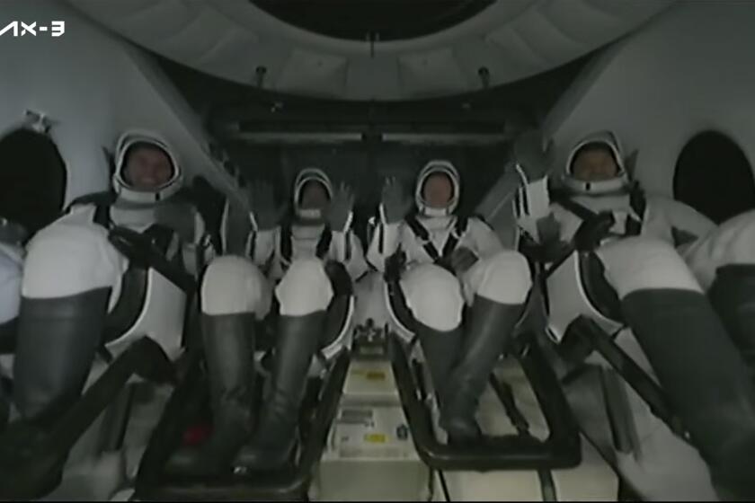 En esta foto, proporcionada por Axiom Space, aparece un grupo de astronautas con el pulgar en alto después de que la cápsula de SpaceX en la que viajaban amerizó en el océano Atlántico y fue puesta a bordo de una embarcación de recuperación el viernes 9 de febrero de 2024 frente a las costas de Florida. (Axiom Space vía AP)