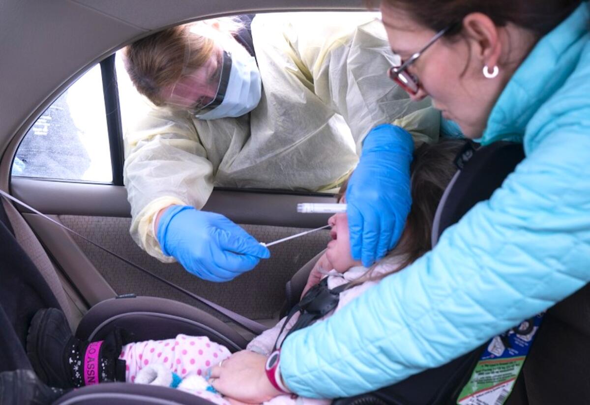 Una niña es sometida a una prueba para detectar el COVID-19.