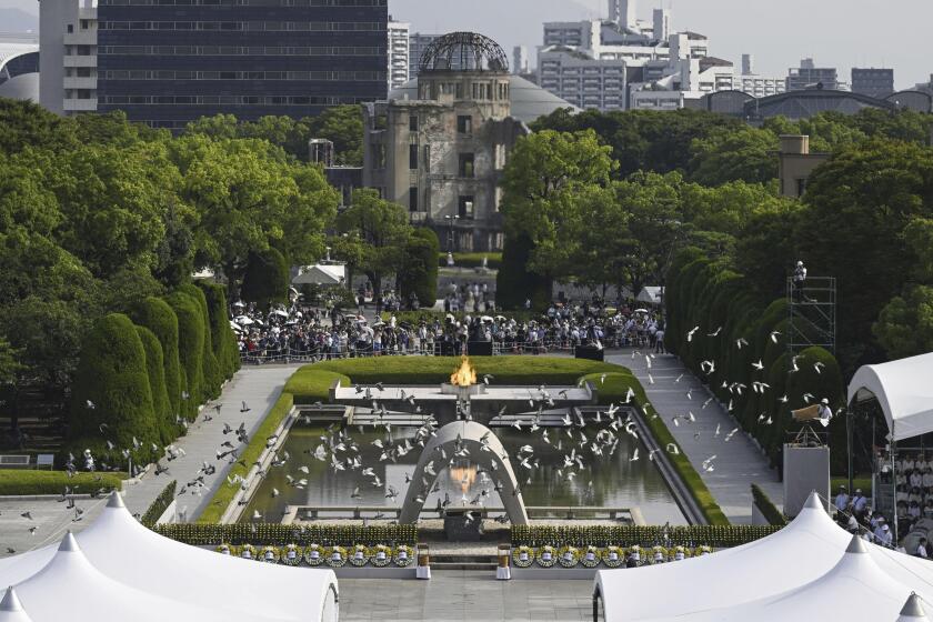 Palomas sobrevuelan el cenotafio dedicado a las víctimas del bombardeo atómico durante la ceremonia anual que conmemora el 79 aniversario del primer bombardeo atómico del mundo, en el Parque Memorial de la Paz de Hiroshima, en el oeste de Japón, el martes 6 de agosto de 2024. (Yu Nakajima/Kyodo News via AP)