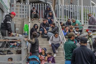 Aumenta llegada de migrantes a la mexicana Tijuana y EE.UU. los recibe a cuentagotas