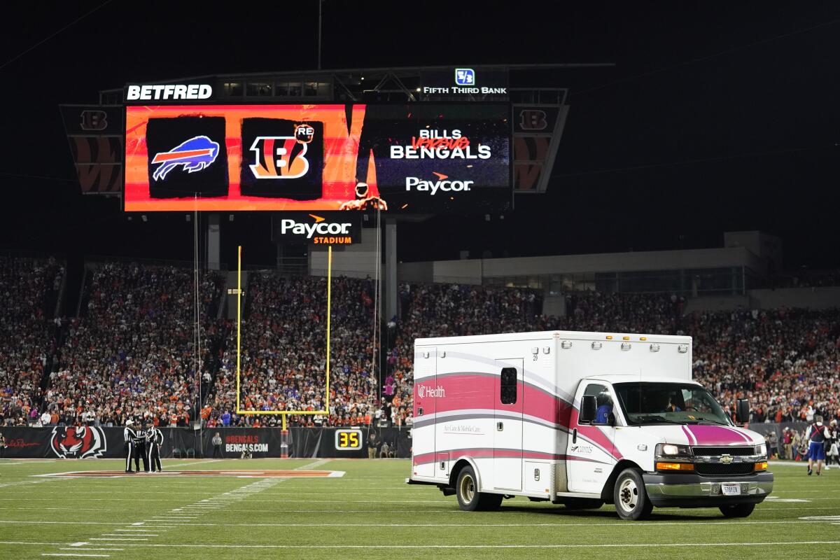 En foto del 2 de enero del 2023, una ambulancia deja el terreno de juego con el safety de los Bills 