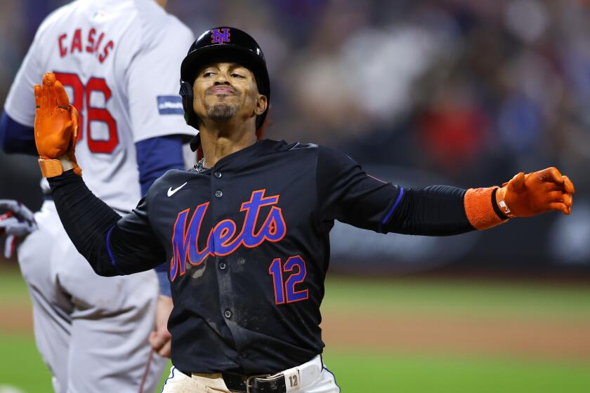 Francisco Lindor (12), campocorto de los Mets de Nueva York, reacciona después de pegar un sencillo productor en contra de los Medias Rojas de Boston durante la cuarta entrada del juego de béisbol del lunes 2 de septiembre de 2024, en Nueva York. (AP Foto/Noah K. Murray)